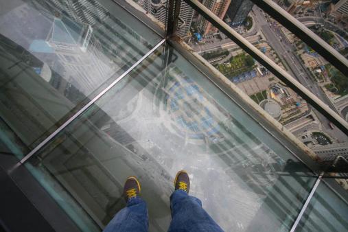 视频  恐高人群在高处行走的真实写照