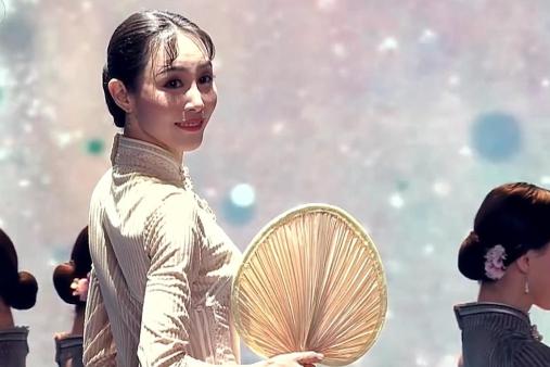 80后优秀舞蹈家朱洁静《晨光曲》,美的享受呀!