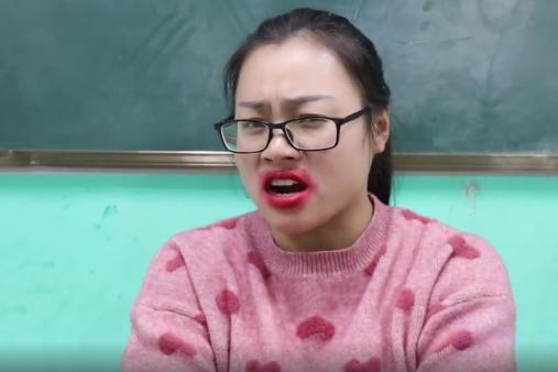 视频  口红上涂辣椒酱,王小九整蛊老师,一点儿不含糊